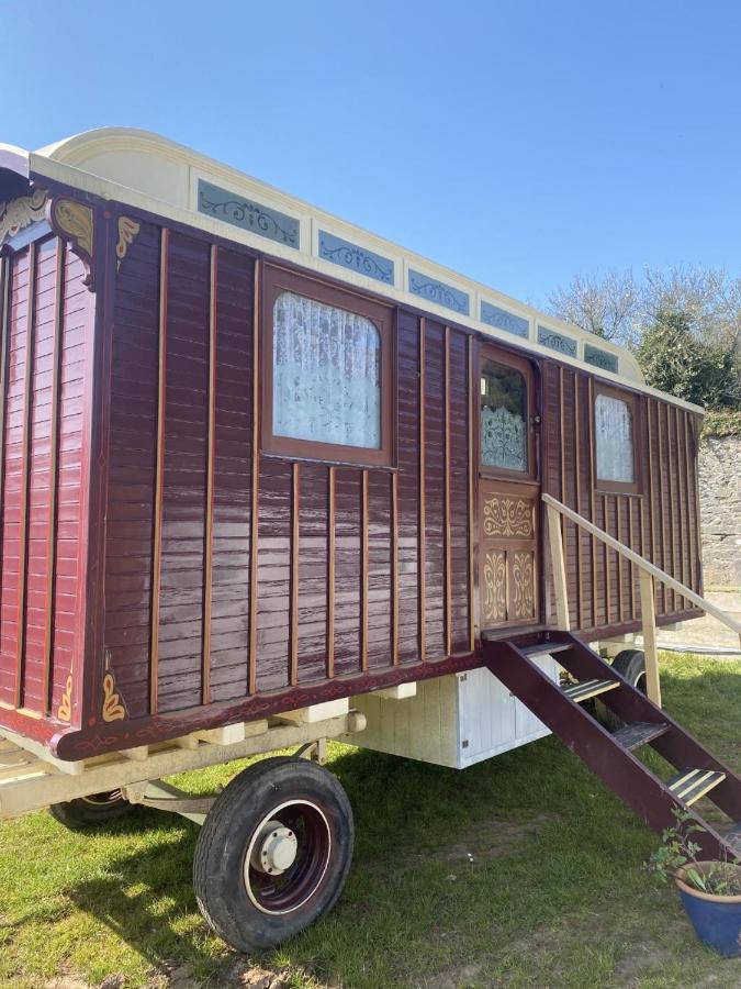 Vintage Showman'S Wagon For Two Close To Beach Plymouth Dış mekan fotoğraf