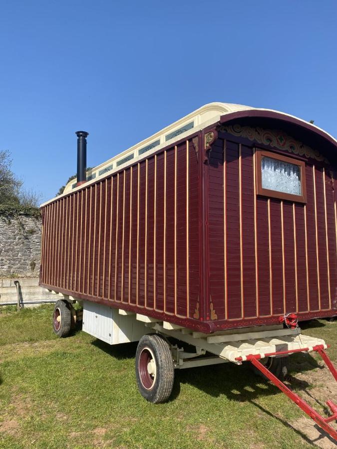 Vintage Showman'S Wagon For Two Close To Beach Plymouth Dış mekan fotoğraf